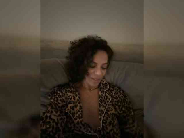 LadyVelvet22 webcam