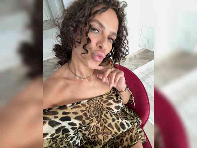 LadyVelvet22 webcam