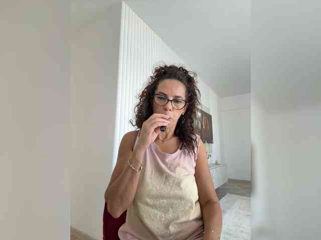 LadyVelvet22 webcam