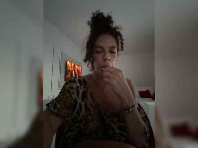LadyVelvet22 webcam