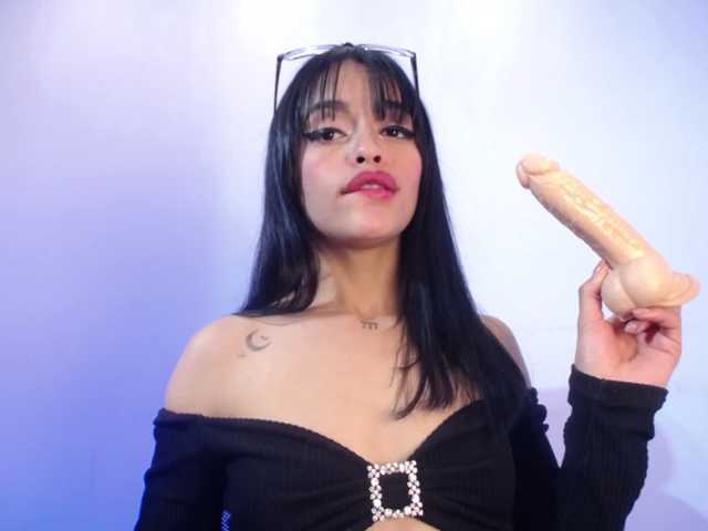 Sharlottessence live cam on BongaCams