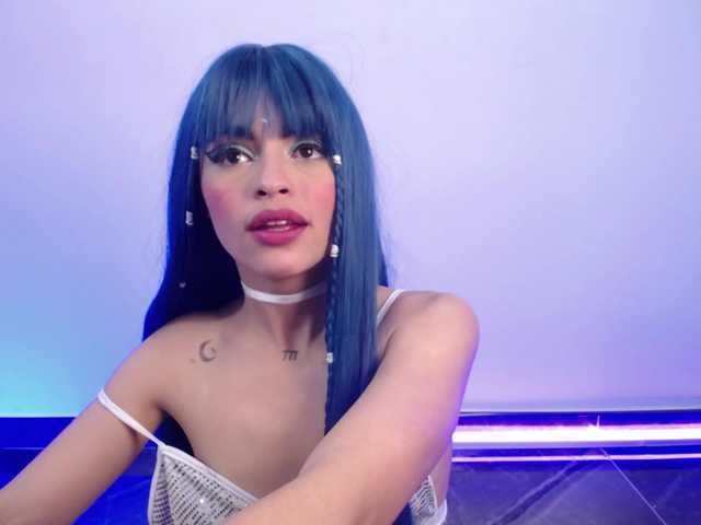 Sharlottessence live cam on BongaCams