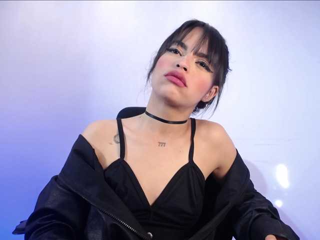 Sharlottessence live cam on BongaCams