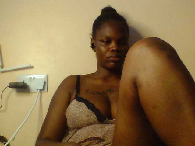 le modèle Claude254 est en webcam porno dans un show sur le site bongacams, il possède les tags suivants: Ebony,Brunette,Hairy