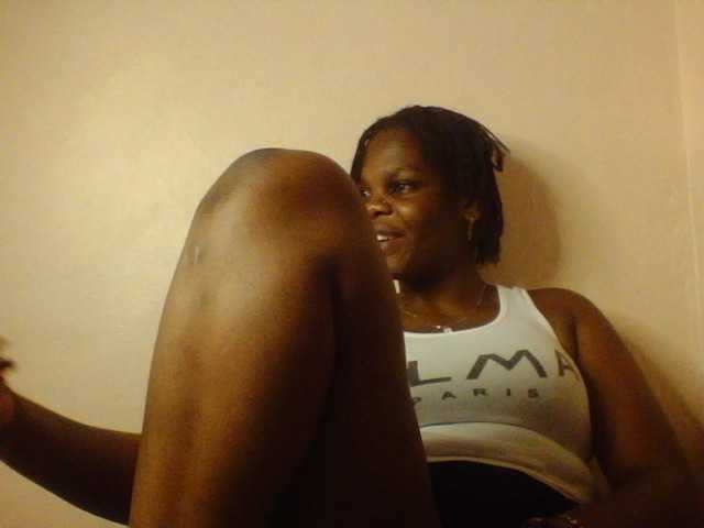 le modèle Claude254 est en webcam porno dans un show sur le site bongacams, il possède les tags suivants: Ebony,Brunette,Hairy