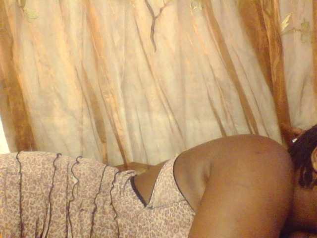 le modèle Claude254 est en webcam porno dans un show sur le site bongacams, il possède les tags suivants: Ebony,Brunette,Hairy