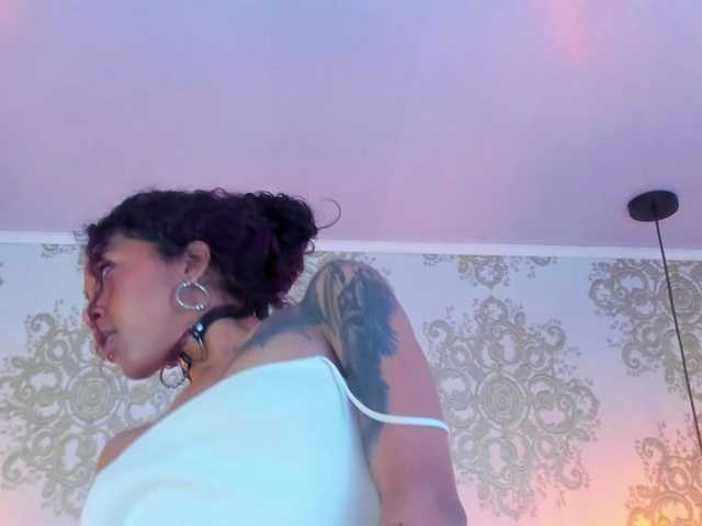 le modèle indigovelvet est en webcam porno dans un show sur le site bongacams, il possède les tags suivants: Ebony,Redhead,Shaved