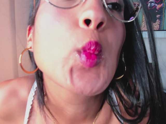 MiaMoretti live cam on BongaCams