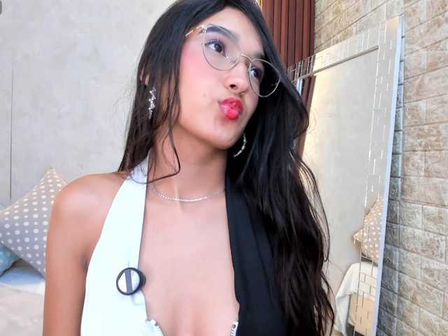 MiaMoretti live cam on BongaCams