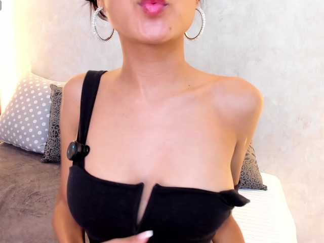 MiaMoretti live cam on BongaCams