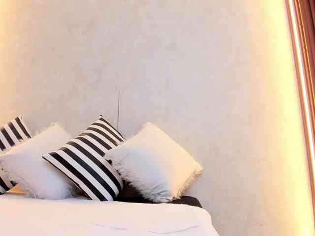MiaMoretti webcam