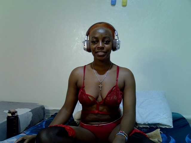 le modèle Candybaiby est en webcam porno dans un show sur le site bongacams, il possède les tags suivants: Ebony,Redhead,Shaved