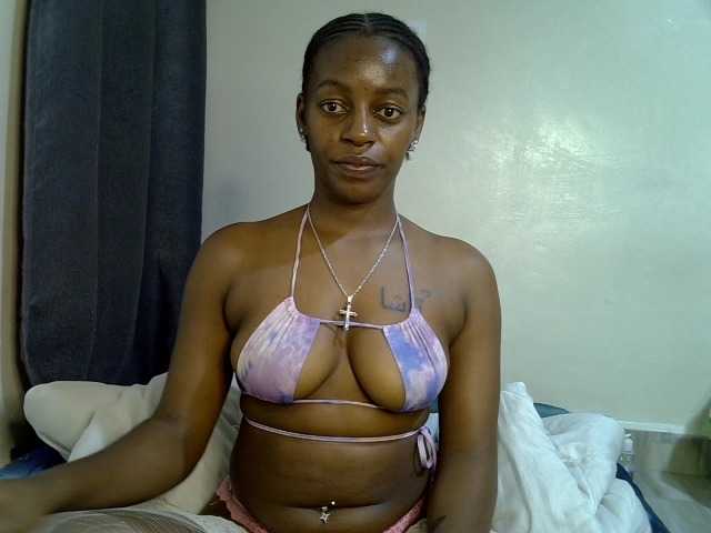 le modèle Candybaiby est en webcam porno dans un show sur le site bongacams, il possède les tags suivants: Ebony,Brunette,Shaved