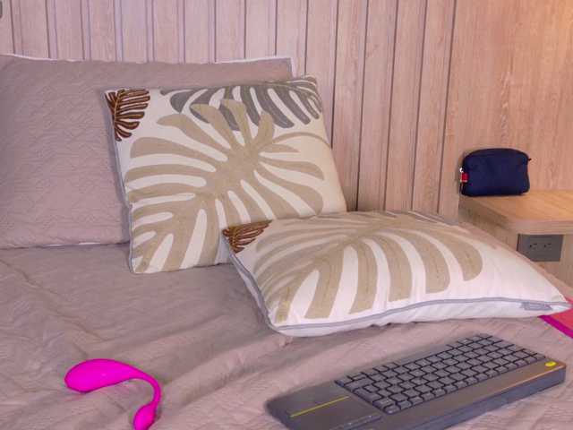 MiaCullens live cam on BongaCams