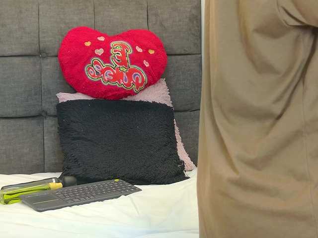 Pearl-Kitty live cam on BongaCams