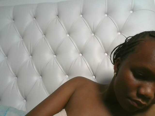 Naughtypetite1 live cam on BongaCams