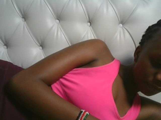 Naughtypetite1 live cam on BongaCams