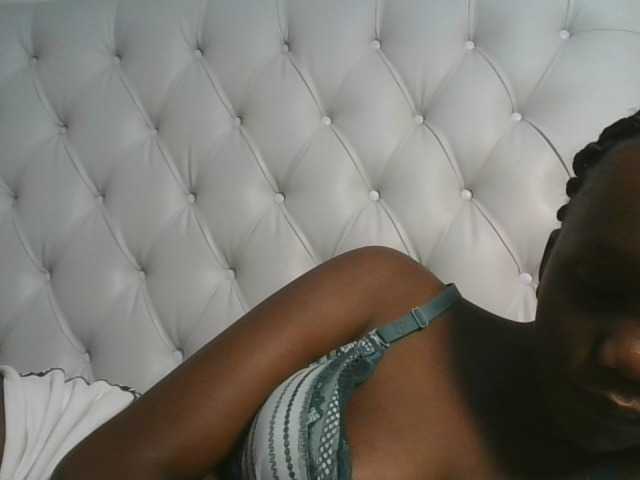 Naughtypetite1 live cam on BongaCams