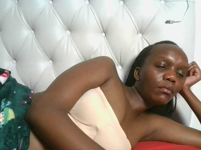 Naughtypetite1 live cam on BongaCams