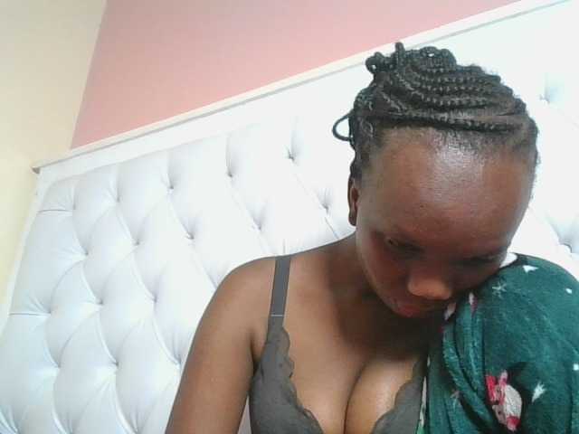 Naughtypetite1 live cam preview