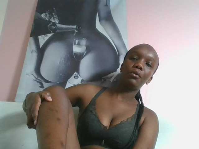 Naughtypetite1 live cam on BongaCams