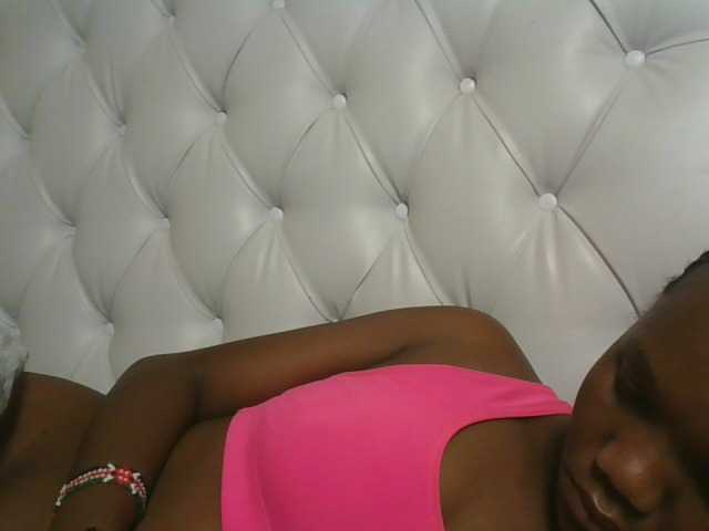 Naughtypetite1 live cam on BongaCams