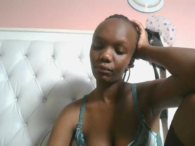 Naughtypetite1 live cam preview