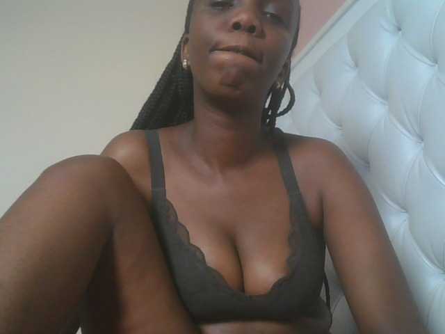 Naughtypetite1 live cam preview