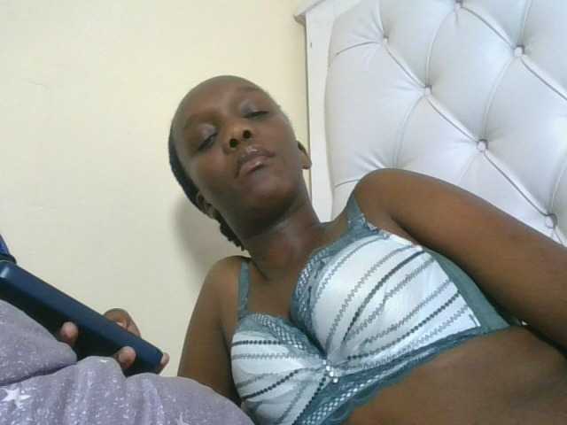 Naughtypetite1 live cam on BongaCams
