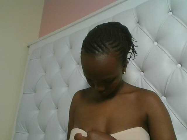 Naughtypetite1 — live female cam