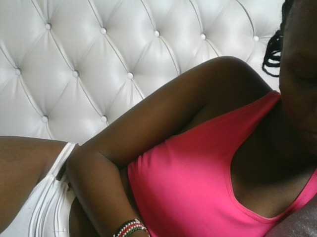 Naughtypetite1 live cam on BongaCams