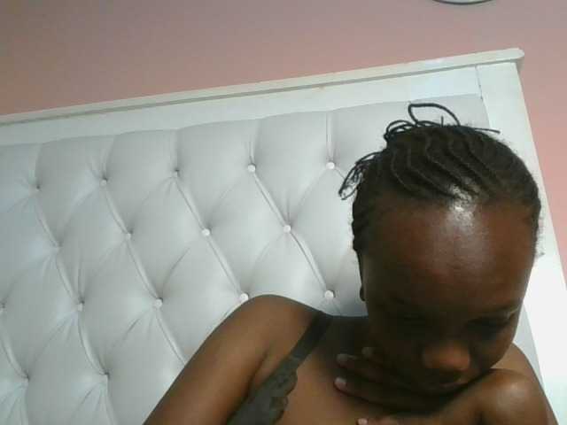 Naughtypetite1 live cam on BongaCams