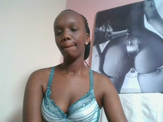 Naughtypetite1 live cam on BongaCams