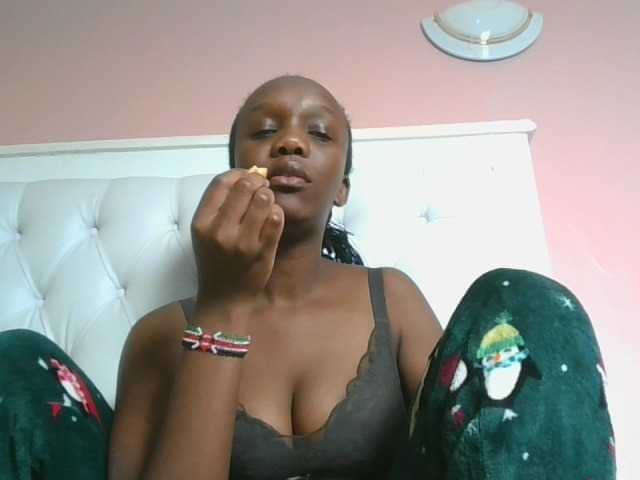 Naughtypetite1 live cam on BongaCams