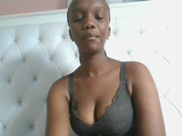 Naughtypetite1 live cam on BongaCams