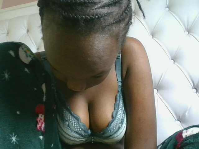 Naughtypetite1 live cam on BongaCams