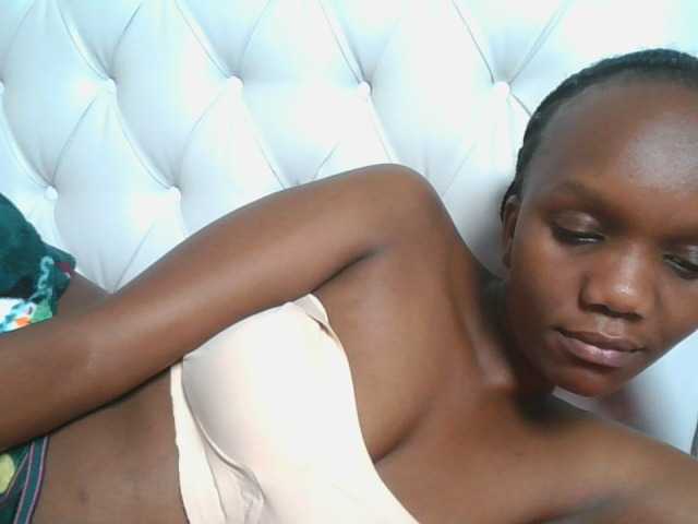 Naughtypetite1, en directo ahora en BongaCams