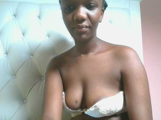 Naughtypetite1 live cam on BongaCams