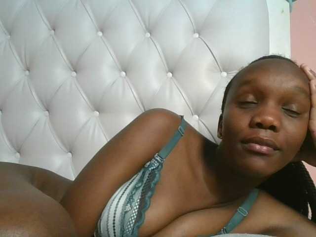 Naughtypetite1 — live female cam