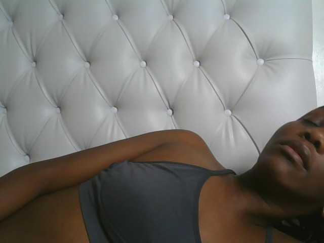 Naughtypetite1 live cam on BongaCams