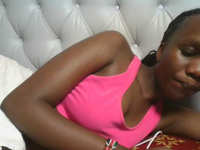 le modèle Naughtypetite1 est en webcam porno dans un show sur le site bongacams, il possède les tags suivants: Ebony,Brunette,Trimmed