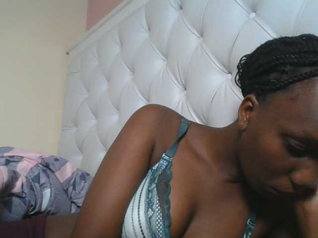 Naughtypetite1, en directo ahora en BongaCams