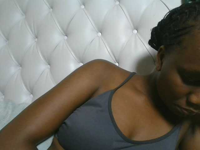 Naughtypetite1 live cam on BongaCams
