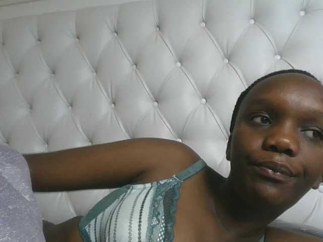 Naughtypetite1 webcam bongacams model stream image
