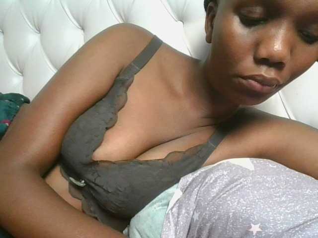 Naughtypetite1 live cam on BongaCams