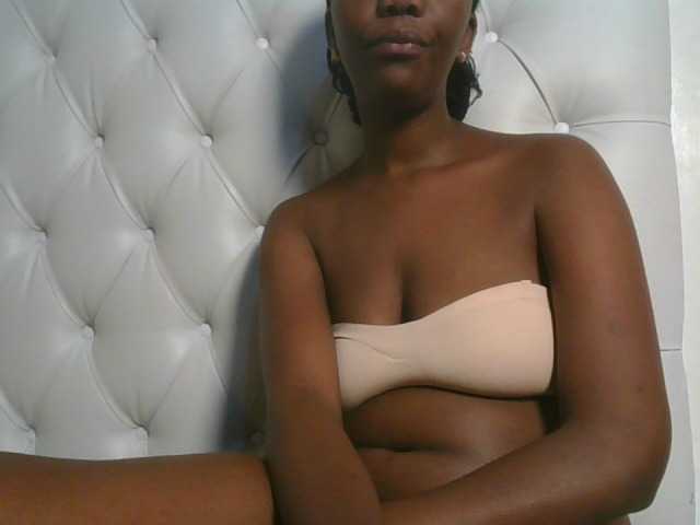 Naughtypetite1 — live female cam