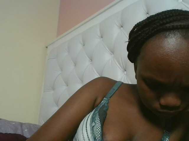 Naughtypetite1 live cam on BongaCams
