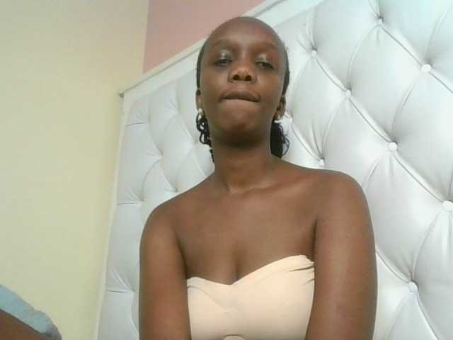 Naughtypetite1 — live female cam