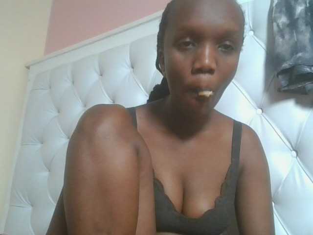Naughtypetite1 live cam preview