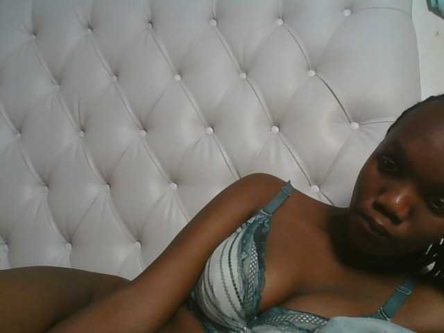 Naughtypetite1 — live female cam